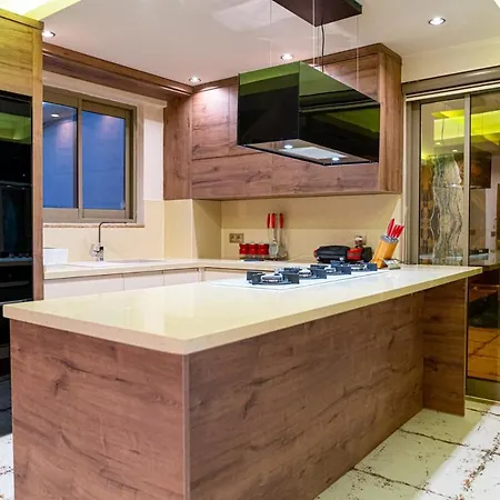 Sleeps 6 Pool Air Con Wifi فيلة