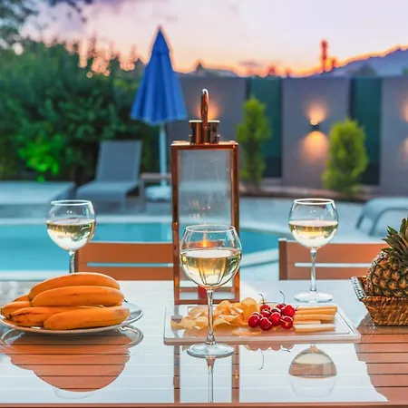 Sleeps 6 Pool Air Con Wifi * أولدينيس
